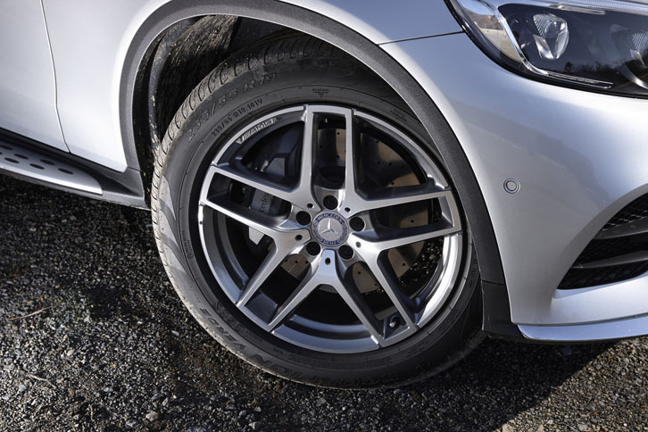 「GLC250 4MATICスポーツ（本革仕様）」のホイールサイズは19インチ。テスト車には、ピレリのランフラットタイヤが組み合わされていた。