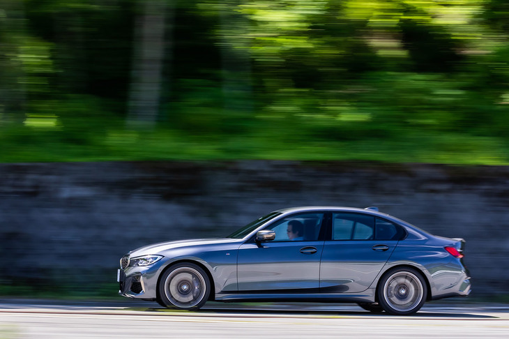 「M340i xDrive」のボディーカラーは、試乗車の「ミネラルグレー」（写真）を含む通常設定色5種類とBMWインディビジュアルボディーカラー6種類に、同モデルと「Mスポーツ」でのみ選択できる「ポルティマオブルー」を加えた計12種類という設定。