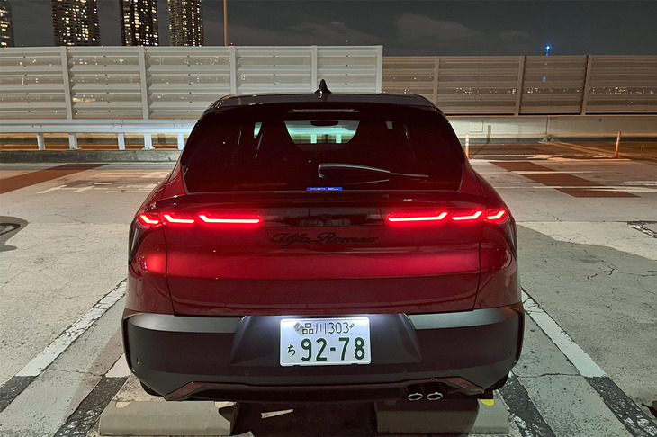 スパッと断ち切ったような“コーダトロンカ”と呼ばれるリアエンドが特徴的な「ジュニア」のエクステリア。「ジープ・アベンジャー」や「プジョーe-2008」「フィアット600e」などと共通する、ステランティスのモジュラー型プラットフォーム「eCMP」を用いて設計されている。