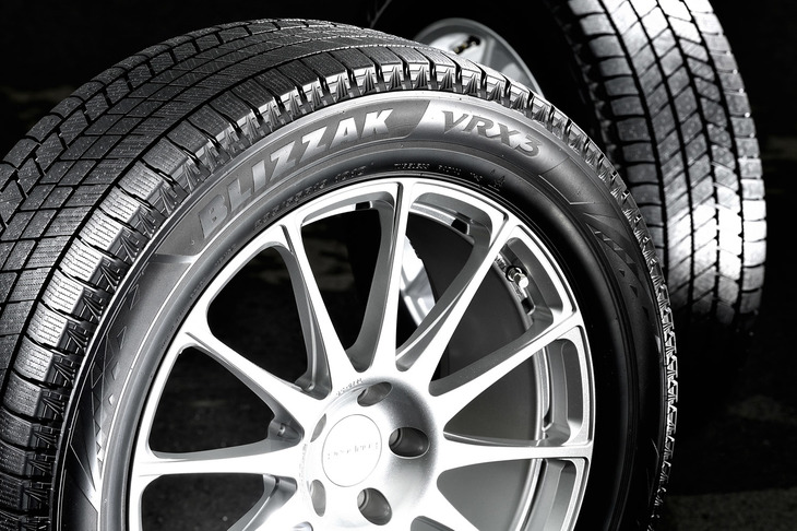 「ブリザックVRX3」は、2021年9月に発売されたブリヂストンの最新スタッドレスタイヤ。2022年10月に、SUV向けとして215/70R16から225/45R21までの12種類のサイズが追加設定された。