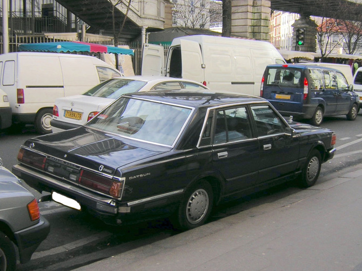 「ダットサン280C」。バッジからして、この車両はディーゼル仕様である。セーヌ左岸・地下鉄6号線付近で2004年に撮影。