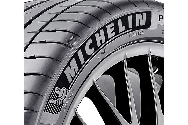 「パイロットスポーツ4S」のサイドウォール（MICHELINロゴの部分）には「プレムアムタッチデザイン」と呼ばれるベルベット加工が施される。新しいモールド技術を用いて光の反射を抑えた深い黒を作り出して、ロゴ部分を際立たせる技術だ。またホイールのリムを守る「リムプロテクター」構造も見どころのひとつだ。