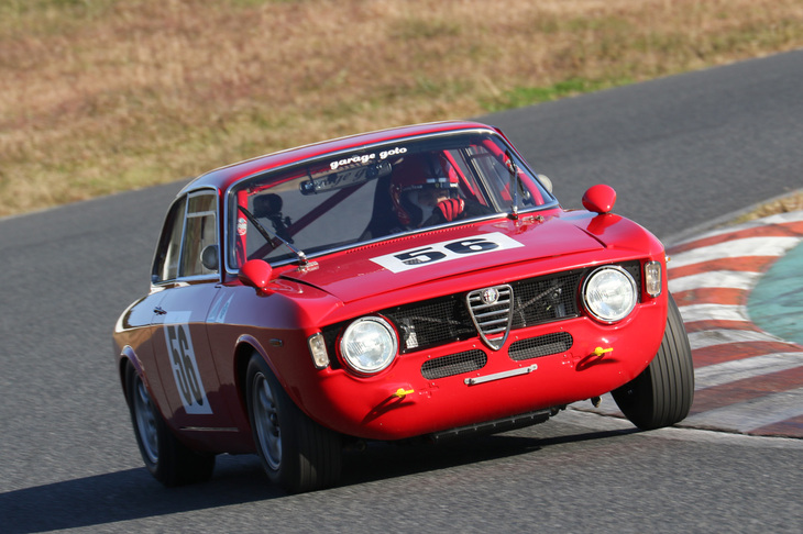 14台が出走した「ティントップ・カップ」で、2位に24秒以上の差をつけてポールトゥフィニッシュを飾った1967年「アルファ・ロメオ1300GTジュニア」。ちなみに（クラス3なので）車名は1300だが2リッターエンジンを搭載している。