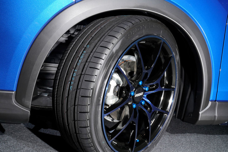 トーヨータイヤの新製品「プロクセスCL1 SUV」。高い静粛性と省燃費性能、耐摩耗性能を実現しているという。