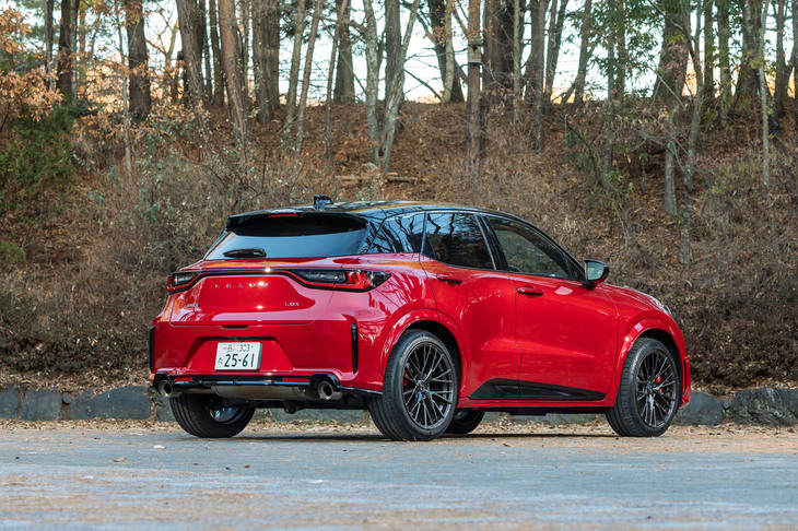 足まわりはフロントがストラットでリアがダブルウイッシュボーン。フロントのロワアームには、U字の断面に熱硬化型樹脂を詰め込んで焼き固めた「REDS」を採用。重量をできるだけ増やさずに剛性アップを図る新技術だ。