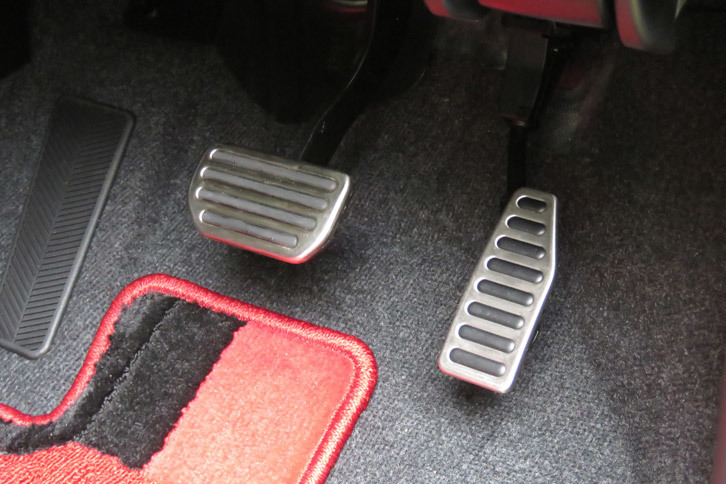 スズキ・スイフトスポーツ（AT車のフットペダル）