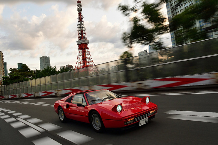 東京タワーを眺めながら首都高をわが「328GTS」で流せば、「人生に勝った！」と思うことができる。もちろん、ちょいワル特急こと「プジョー508」でも、十分勝利感に浸れる。（写真＝池之平昌信）