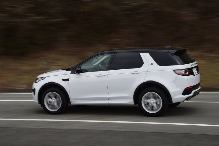 オンロードの走行性能もセリングポイントとする「ディスカバリー スポーツ」。一方で、600mmの渡河水深と210mmの最低地上高が確保されている。