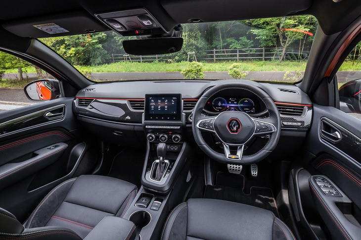 日本に導入される「アルカナ」には、モータースポーツの血統を受け継ぐという「R.S. ライン」仕様が採用される。ドアとダッシュボードにカーボン調パネルが組み込まれているほか、インパネ上部に入る赤いアクセントラインが特徴だ。日本仕様は全車右ハンドルとなる。