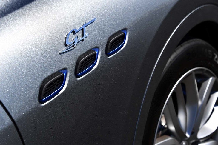 フロントフェンダーのエアアウトレットもブルーの差し色で飾られる。「GT」グレードならではのディテールである。