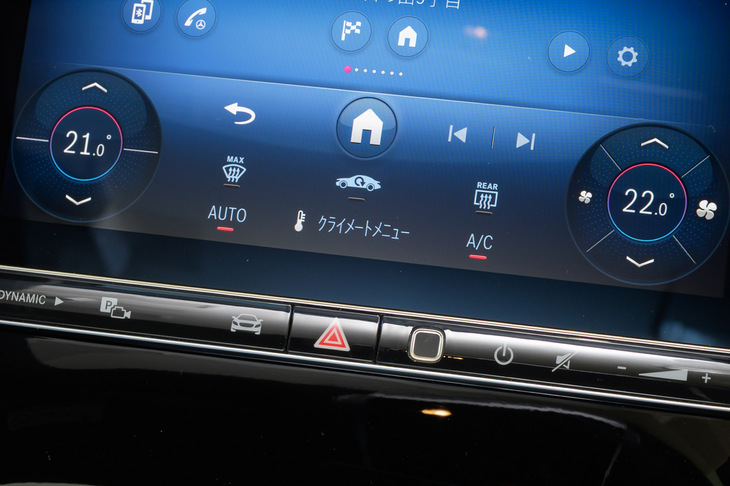 タッチスクリーンに統合されたエアコンのコントローラー。「ラグジュアリー」の空調システムには、エアフィルター機能や空気清浄機能、パフュームアトマイザーがセットとなった「エアバランスパッケージ」が採用される。