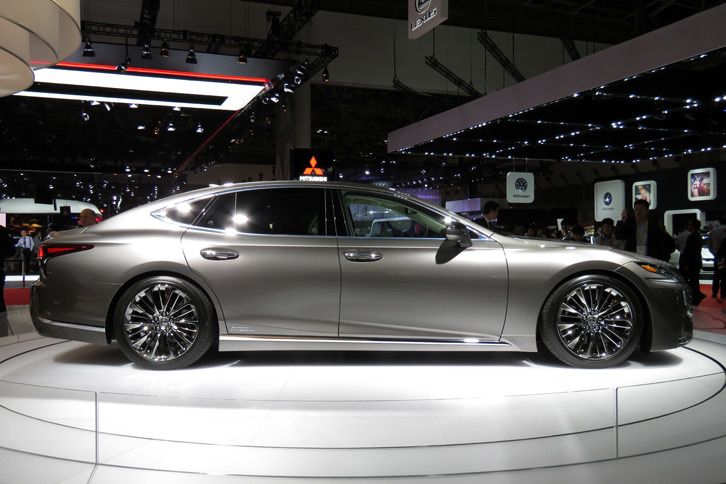 レクサスLS500h（サイドビュー）