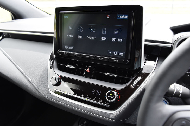 独立したデザインのセンターディスプレイ。周囲に配されたピアノブラックやシルバーの加飾で「凝縮した精緻（せいち）感」が表現されている。