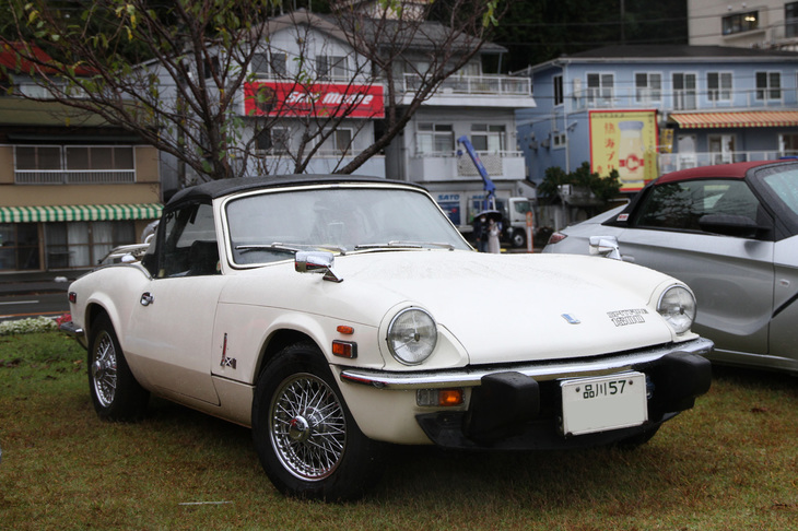 「トライアンフ・スピットファイア1500」。「オースチン・ヒーレー スプライト」や「MGミジェット」の対抗馬として1962年にデビューしたライトウェイトスポーツ。1500は1974年に登場した最終発展型。