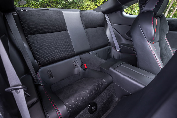 2人掛けとなる「BRZ」の後席。決して広くはないが、荷物置きや短距離用の乗員スペースとして重宝する。背もたれにはスルーローディング機構が内蔵されており、背もたれを倒した際には荷室から続くフラットな床面が現れる。