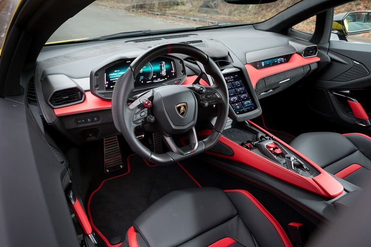 この手のミドシップスーパーカーとしてはキャビンが広々としているのが「テメラリオ」の特徴。サーキットでヘルメットを装着しても余裕なほどのヘッドクリアランスが確保されている。