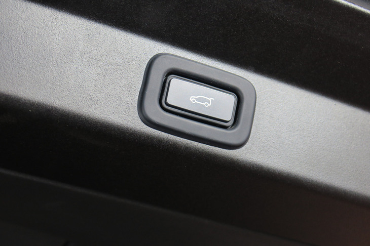 ランドローバー・レンジローバー スポーツ（電動テールゲートの操作スイッチ）
