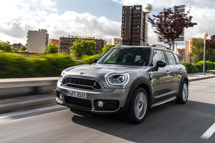 「クーパーS E ALL4」のハイブリッド燃料消費率は17.3km/リッター。EV走行時の電力消費率は5.4km/kWhと公表されている。