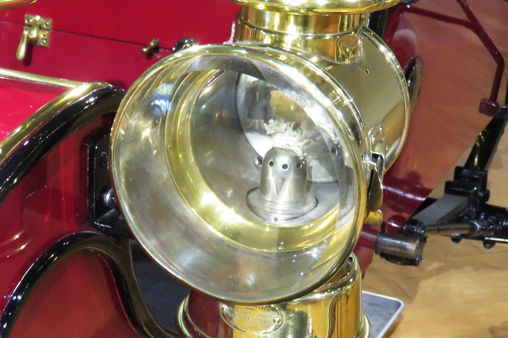 トヨタ博物館に収蔵される「キャデラック・モデルA」（1902年型）のランプ。シンプルな燃焼式で、点灯の際にはフタを開けて点火する必要があった。