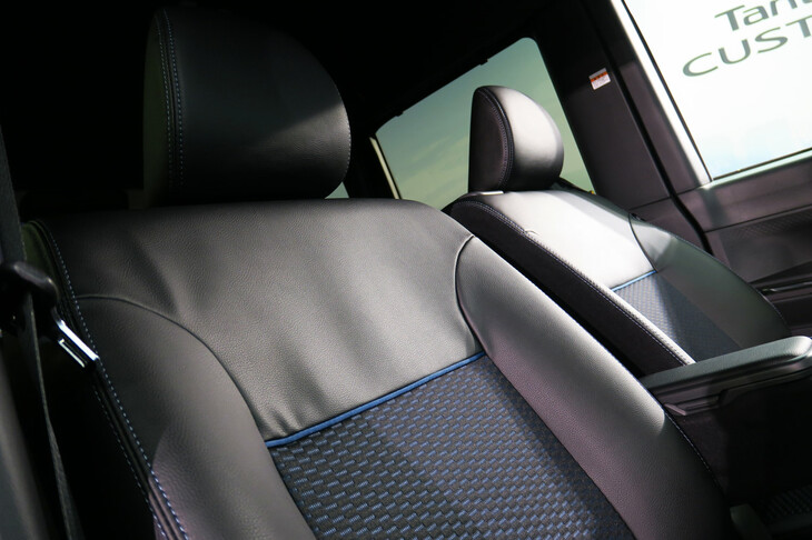 シート表皮については、レザーの使用面積を増やしている。