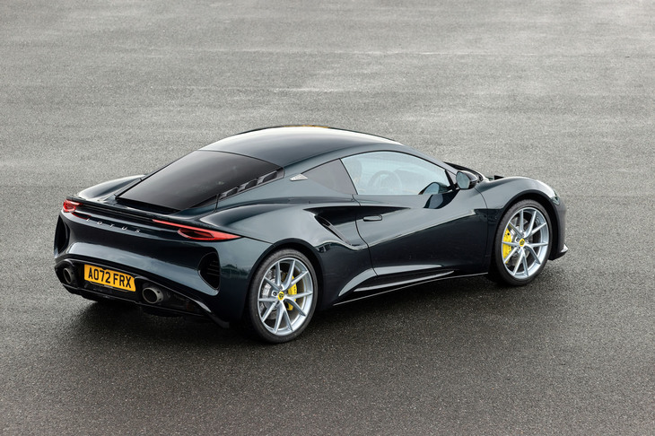 アルミの押し出し材を接着剤で組み立てるシャシーの工法は従来モデルと同じだが、もちろん設計は刷新されている。米国や中国でも売れるようにと、ボディーサイズの拡大による衝突安全性の向上と、安全装備の強化が図られた。