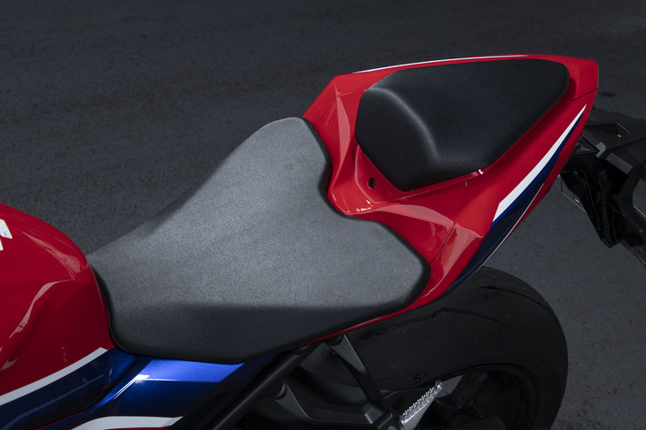 シートカウルはタイヤが巻き起こす乱流の抑制に加え、ライダーがレーシングポジションを取った際に、背中から後方へとスムーズに空気が流れることを考慮して設計。高速走行時の空気抵抗を低減させる。