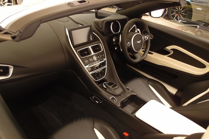 「アストンマーティンDB11ヴォランテ」のインテリア。