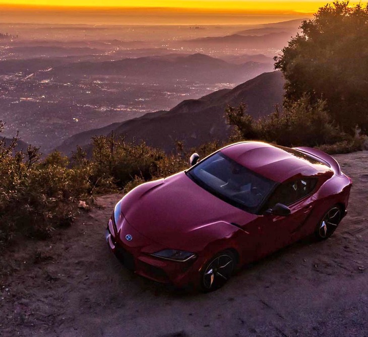 海外でもカーガイから熱い視線を送られる「トヨタ・スープラ」。「BMW Z4」と乗り比べることで、よりエキセントリックな乗り味を体感できた。