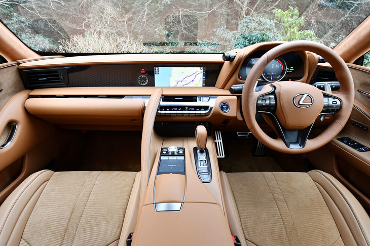 インテリアに大きな変更はないが、「LC」全モデルにおいて空気清浄機能「ナノイー」が「ナノイーX」に変更されている。今回試乗した車両のインテリアは、アルカンターラとセミアニリン本革を組み合わせた「オーカー」と呼ばれる内装色で、これを含め“Sパッケージ”では「ブラック」「フレアレッド」「ブラック＆オレンジ」の4種類から内装色を選択できる。