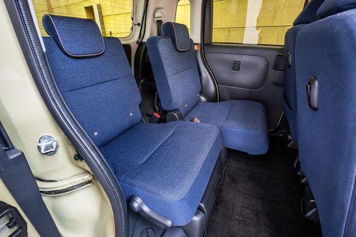 「セオリー」のリアシート。50：50の分割式で、前後に240mmスライドできるほか、背もたれは4～50度のリクライニングが可能になっている。