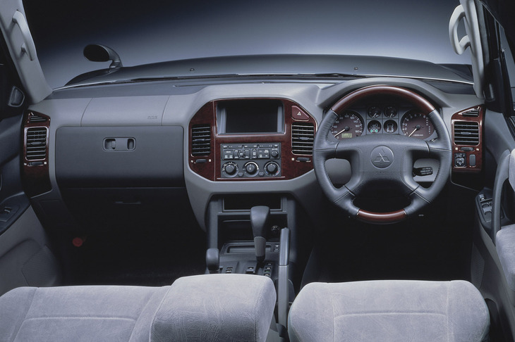 大型ディスプレイと機能独立型メーターを配置したゆとりあるコックピットが特徴となる3代目「パジェロ」。中央のフロアコンソール幅を広くし、操作レバー類がすっきりと配置されている。