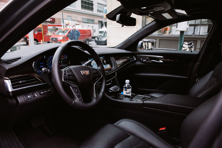 「スーパークルーズ」を搭載した「CT6」のコックピット。通常のCT6と大きくは変わらない。