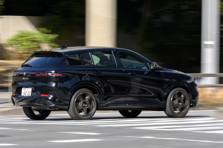 トナーレのプラットフォームは、さかのぼれば2005年登場の「フィアット・グランデプント」に起源を見いだせるもので、長らく旧FCAやステランティス、ゼネラルモーターズのコンパクトカー／コンパクトSUVの車台として活躍してきた。