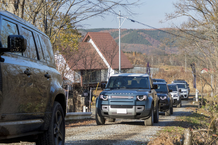 およそ60分の「オフロードエクスペリエンス」を終えてベースとなったクルマアソビベンチャーフィールド安比に戻ってきた参加車両。ボディー下部の汚れは、小さな冒険とドライバーの勇気の証しである。