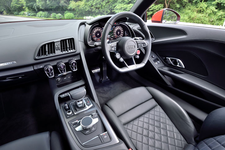 コックピットのデザインテーマは「モノポスト」（1人乗り、の意）。運転席の前方を大きな弧で囲み、レーシングカーの雰囲気を演出している。