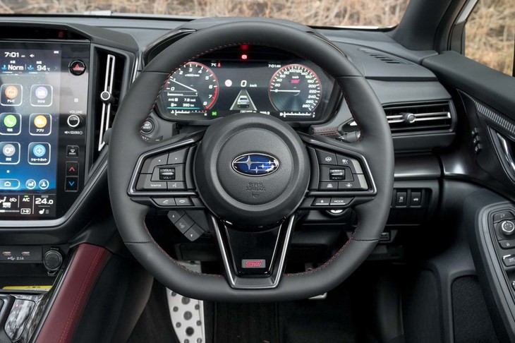 ステアリングシャフトではなくラック自体を直接アシストするダブルピニオン式のパワーステアリングは、この車格ではぜいたくなメカニズムだ。