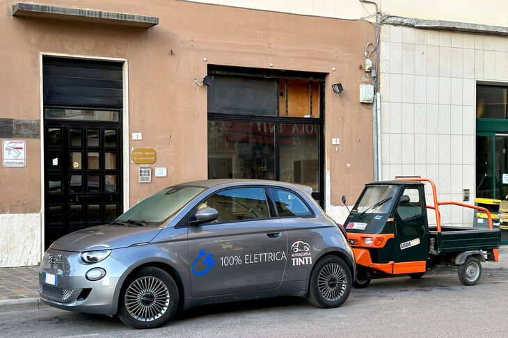 以下、近年イタリアで撮影した教習車をいくつか。「フィアット500e」とピアッジオ製三輪トラック「アペ」の教習車。シエナ県で2024年9月撮影。