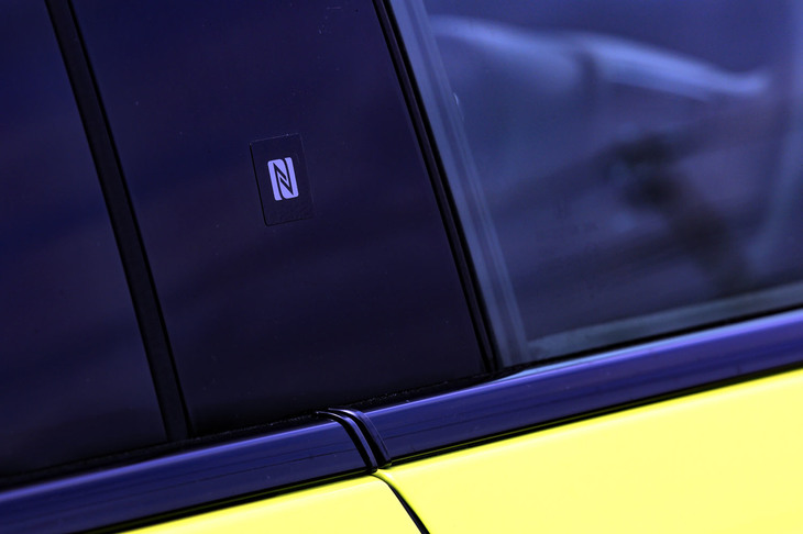 Bピラーの「NFC」マーク。「ホンダe」はNFC通信に対応しており、アプリの入ったスマートフォンを所持していれば、リモコンキーを使わなくともドアを開け、車両を始動できる。