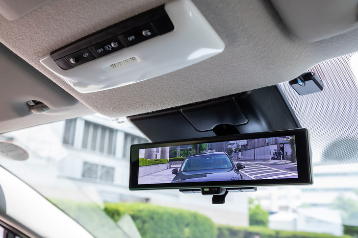 カメラが後方視界を映し出す「インテリジェントルームミラー」はセットオプションに含まれるアイテム。日産のコンパクトSUV「キックス」のような、アラウンドビューモニター映像を表示する機能は備わっていない。