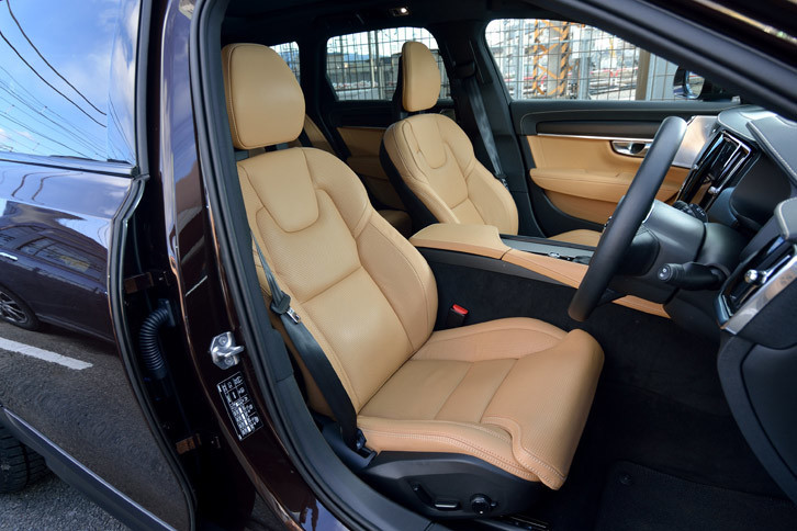 「T6 AWDサマム」には、パーフォレーテッド（穴あけ加工）が施された、ファインナッパレザーのシートが装着される。シートヒーターやベンチレーション機能、マッサージ機能も標準装備となる。