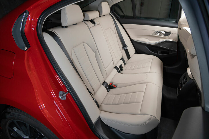 リアシートは3：2：3の分割可倒式。後席用エアコンや2口のUSB Type-Cポートなどが用意される。