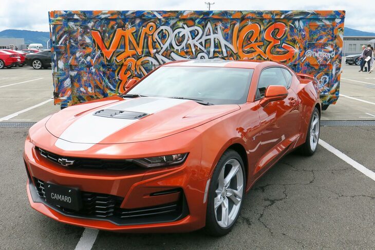 会場には、2023年5月8日に発表されたばかりの「シボレー・カマロ」の特別仕様車「ビビッドオレンジエディション」の姿も。6.2リッターV8エンジンを搭載した「SS」グレードをベースに、専用のボディーカラーとストライプ、レカロ製のバケットシートを採用した、20台の限定モデルだ。