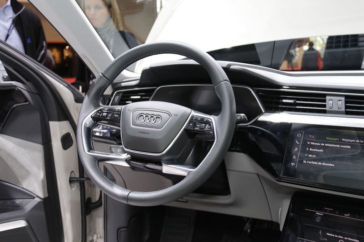 「e-tron」のダッシュボード。バーチャルコックピットこそ備わっているが、「EVに乗ってるぞ感」は希薄である。