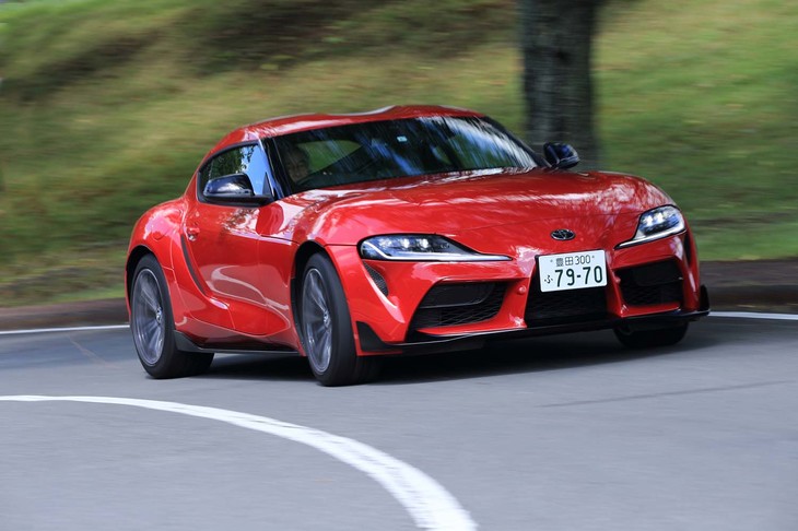 四輪のコーナリングに対するアプローチは二輪とは逆。車体のロールをいかにして減らすか、あるいはロールしてもタイヤの接地角度を水平に保てるかが、研究開発の課題だった。