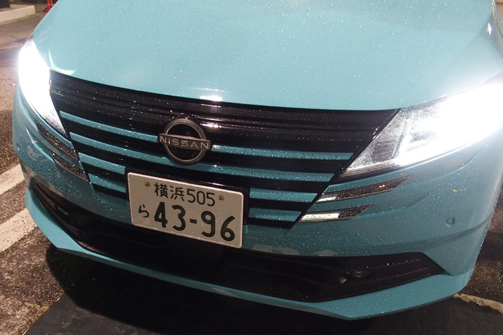 新しい「デジタルVモーショングリル」では、ヘッドランプ下の装飾パネルが光るものだと思っていた。しかし、そこにはメッキパーツが埋め込まれているだけで、LEDがデジタルっぽく光るような仕掛けではなかった。ちょっとがっかり。