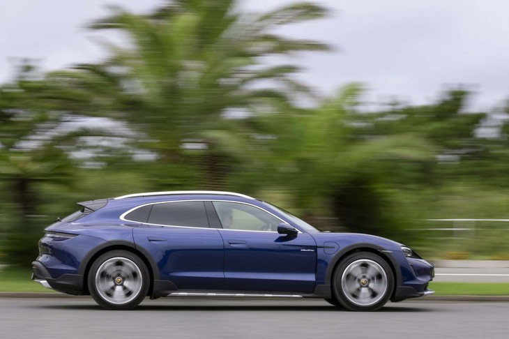 「タイカン4クロスツーリスモ」の最高出力は380PS。ローンチコントロールによるオーバーブースト時は476PSに達し、0-100km/h加速を5.1秒でこなす。