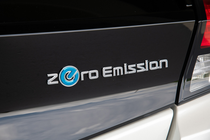 テールゲートを飾る「Zero Emission」のバッジ。8年前にデビューした初代「リーフ」は、EV専用設計のボディーを持つ世界初の量販EVだった。