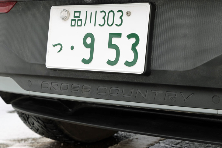 電気自動車として専用開発された「EX30」をベースに、最低地上高を20mm引き上げた四輪駆動モデル「EX30クロスカントリー」。リアバンパー下部とCピラーに「CROSS COUNTRY」のロゴが入る。