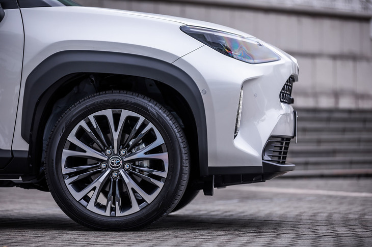 今回試乗した「ヤリス クロス ハイブリッドZ」のタイヤは215/50R18サイズの「ダンロップ・エナセーブEC300＋」。同グレードには、写真の切削光輝＋センターオーナメント付き18インチホイールが標準装備される。