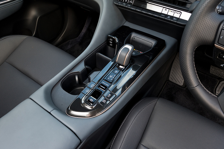 シフトセレクターはレザーとウォームスティール加飾の組み合わせ。ドライブモードセレクターやプラグインハイブリッドシステムの制御切り替えスイッチなどとまとめて機能的に配置されている。